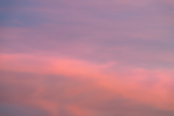 Obraz premium Dramatic sunset sky with vibrant cloud colors during evening