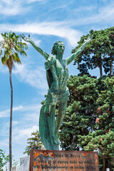Obraz premium estatua, escultura, monumento, arquitectura, gemas, aparcar, europa, cielo, historia, huerta, viajando, arte, rusia, hito, italia, viejo, camposanto, mujer, árbol, cultura, palacio, turismo, religione