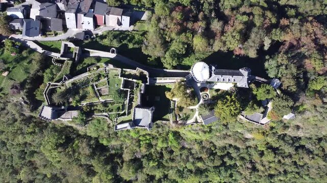 Vue a&eacute;rienne du Ch&acirc;teau de Miolans, forteresse m&eacute;di&eacute;vale perch&eacute;e en Savoie, France
