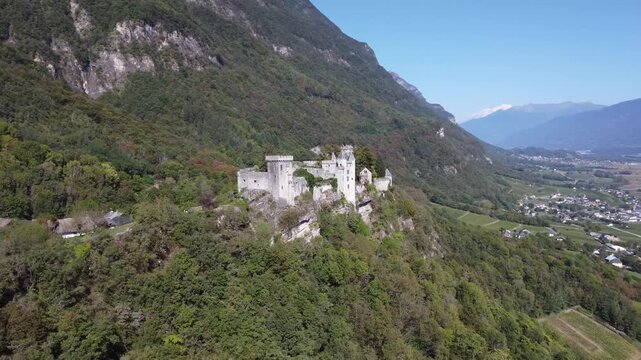 Vue a&eacute;rienne du Ch&acirc;teau de Miolans, forteresse m&eacute;di&eacute;vale perch&eacute;e en Savoie, France