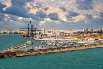 Harbor Entrance and Container Terminal Cádiz © waupee