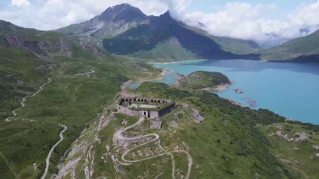 Fort de Variselle Vue a&eacute;rienne du Fort de Variselle et du lac du Mont-Cenis, architecture militaire de haute montagne