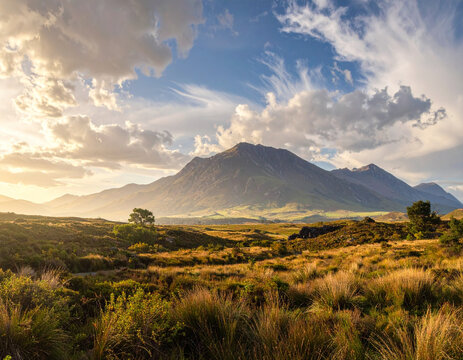 Pemandangan Pegunungan yang Indah dengan Sinar Matahari Keemasan