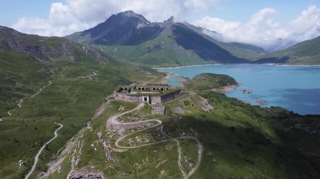 Fort de Variselle Vue a&eacute;rienne du Fort de Variselle et du lac du Mont-Cenis, architecture militaire de haute montagne