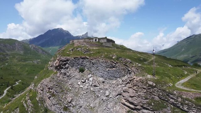 Fort de Variselle Vue a&eacute;rienne du Fort de Variselle et du lac du Mont-Cenis, architecture militaire de haute montagne
