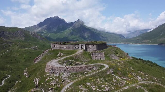 Fort de Variselle Vue a&eacute;rienne du Fort de Variselle et du lac du Mont-Cenis, architecture militaire de haute montagne