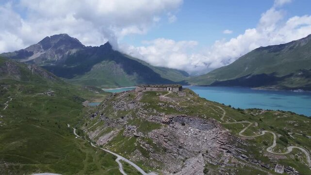 Fort de Variselle Vue a&eacute;rienne du Fort de Variselle et du lac du Mont-Cenis, architecture militaire de haute montagne