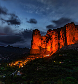 Los Mallos de Riglos Felsen bei Nacht
