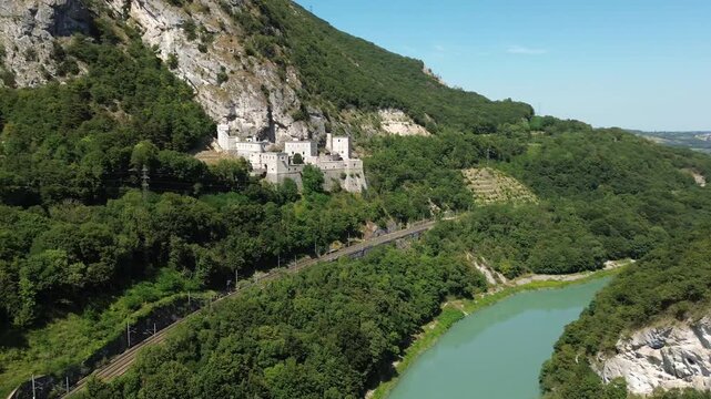 Fort l'&Eacute;cluse Vue a&eacute;rienne du Fort l'&Eacute;cluse, architecture militaire nich&eacute;e dans les montagnes du Jura