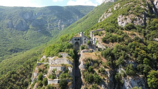 Fort l'&Eacute;cluse Vue a&eacute;rienne du Fort l'&Eacute;cluse, architecture militaire nich&eacute;e dans les montagnes du Jura