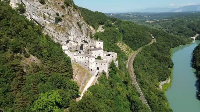 Fort l'&Eacute;cluse Vue a&eacute;rienne du Fort l'&Eacute;cluse, architecture militaire nich&eacute;e dans les montagnes du Jura