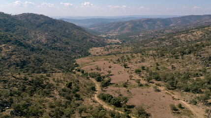 Obraz premium Drone View of Scenic Hills and Valleys: A Picturesque Countryside Landscape with Verdant Fields and Rugged Terrain