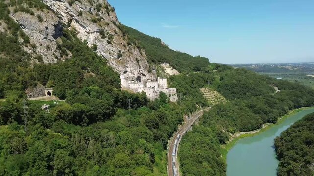 Fort l'&Eacute;cluse Vue a&eacute;rienne du Fort l'&Eacute;cluse, architecture militaire nich&eacute;e dans les montagnes du Jura