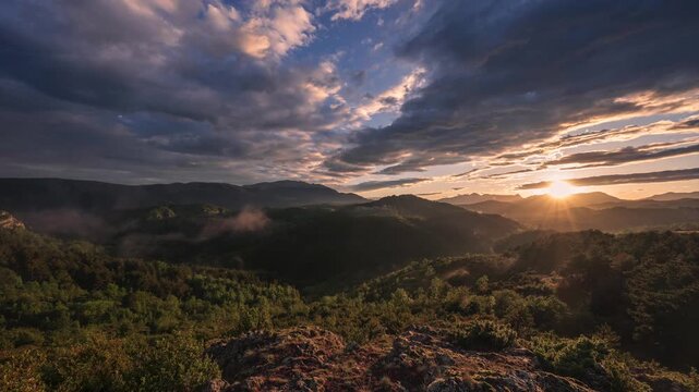 Timelapse nubes de atardecer y puesta de sol en las monta&ntilde;as