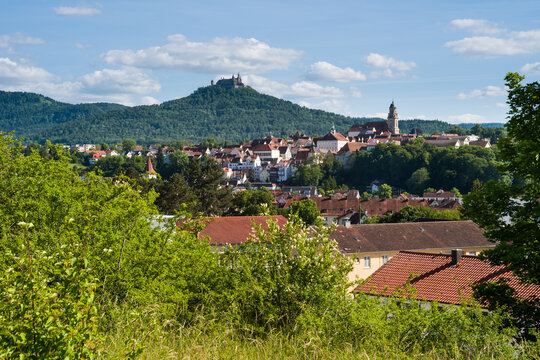 Panorama der Zollernstadt Hechingen (Hohenzollern) im Zollernalbkreis, Schw&auml;bische Alb. Blick auf Burg Hohenzollern im Hintergrund.