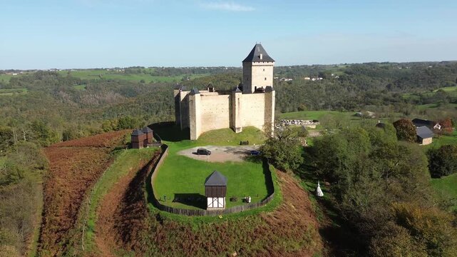 Vue a&eacute;rienne du Ch&acirc;teau de Mauvezin, forteresse m&eacute;di&eacute;vale de Gaston F&eacute;bus, Hautes-Pyr&eacute;n&eacute;es, France