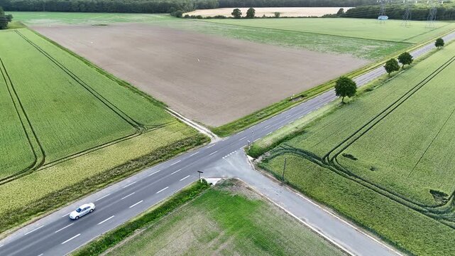 Vue a&eacute;rienne d&rsquo;un carrefour routier au c&oelig;ur des champs c&eacute;r&eacute;aliers de Seine-et-Marne en &Icirc;le-de-France
