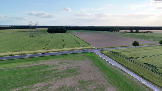 Vue a&eacute;rienne d&rsquo;un carrefour routier au c&oelig;ur des champs c&eacute;r&eacute;aliers de Seine-et-Marne en &Icirc;le-de-France