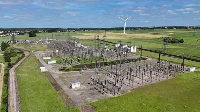 Centrale &eacute;lectrique en milieu rural. vue a&eacute;rienne des installations &eacute;lectriques, transformateurs, pyl&ocirc;nes, et cables. Meurthe-et-Moselle, Lorraine France