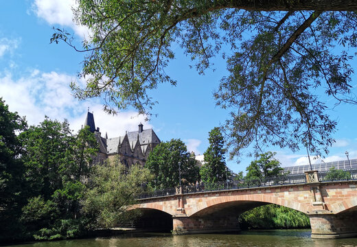 Marburg mit Fluss Lahn und Weidenh&auml;user Br&uuml;cke und Alte Universit&auml;t im Hintergrund im Bundesland Hessen in Deutschland