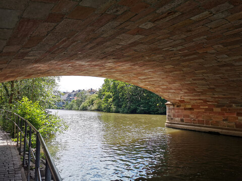 Fluss Lahn unter Weidenh&auml;user Br&uuml;cke bei Universit&auml;tsstadt Marburg in Hessen in Deutschland