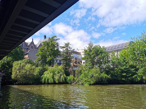 Ufer der Lahn bei Marburg in Hessen in Deutschland bei Weidenh&auml;user Br&uuml;cke