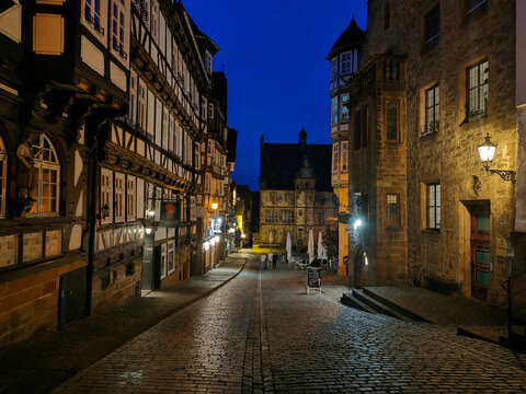 Stadt Marburg in Hessen bei Nacht mit wenigen Touristen