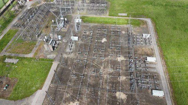 Centrale &eacute;lectrique en milieu rural. vue a&eacute;rienne des installations &eacute;lectriques, transformateurs, pyl&ocirc;nes, et c&acirc;bles. Meurthe-et-Moselle, Lorraine France