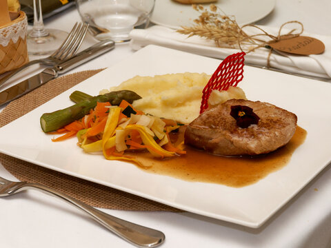 Plat gastronomique de mariage avec viande, pur&eacute;e maison et l&eacute;gumes de saison dress&eacute;s &agrave; l&rsquo;assiette