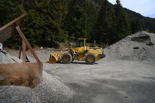 escavatore ruspa cantiere cava sabbia sassi pietre 
