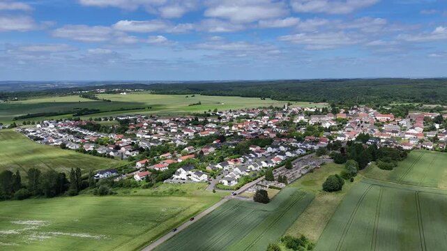 vue a&eacute;rienne panoramique du village d'Haucourt-Moulaine, en Meurthe-et-Moselle, Lorraine. vue d'ensemble des habitations et des b&acirc;timents dans un paysage rural entre champs cultures et for&ecirc;ts.