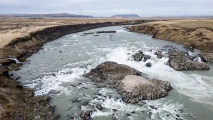 Un large torrent coule au milieu d'une plaine désertique d'Islande © Olivier Tabary