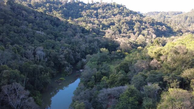Pr&oacute;ximo a guatambu paisagem rio e arvores