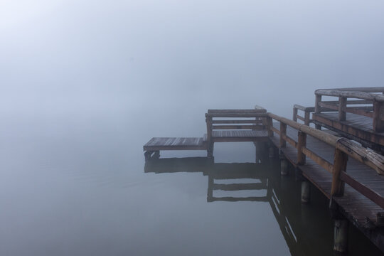 Imagem de pier no nevoeiro