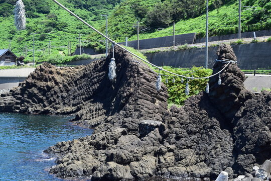 塩俵岩 塩俵を積み重ねたような奇観 山形県庄内