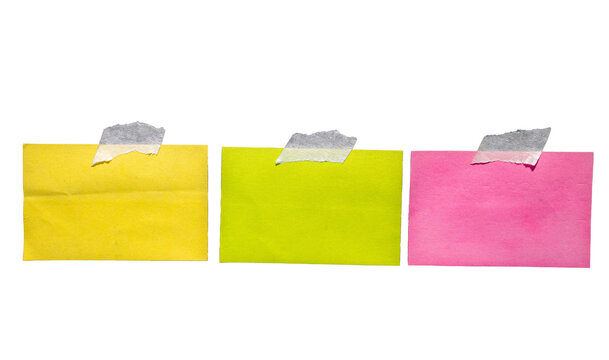 Conjunto de notas adhesivas de colores con cinta adhesiva aisladas sobre fondo negro
