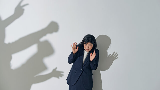 人々に批判される女性ビジネスパーソン