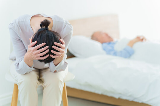 高齢者の介護をする女性　介護疲れ