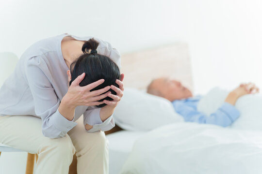 高齢者の介護をする女性　介護疲れ