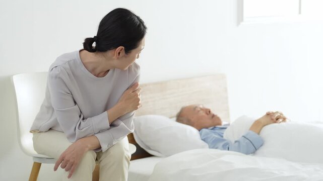 高齢者の介護をする女性　介護疲れ