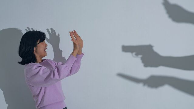 犯罪の影に怯える女性