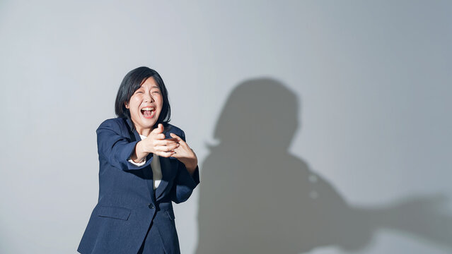 大笑いする女性ビジネスパーソン