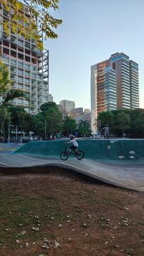 um p&ocirc;r-do-sol no parque das Bicicletas, no bairro de Moema, zona sul da cidade de S&atilde;o Paulo, Brasil.