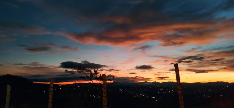 atardecer colina Campo Monta&ntilde;a