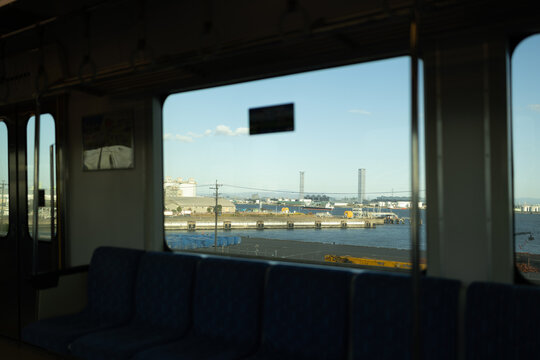 Scenic view of a bridge crossing the sea seen through a train window in Japan 전철 창문 너머로 보이는 바다를 가로지르는 다리의 그림 같은 풍경