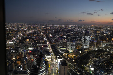 Fototapeta premium Spectacular night cityscape of a modern metropolis with millions of lights 수많은 불빛으로 빛나는 현대적인 대도시의 장관을 이루는 야경