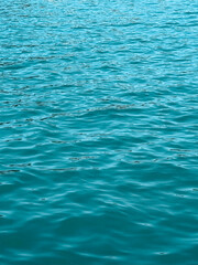 Obraz premium Turquoise Ocean Surface with Gentle Ripples and Sunlit Reflections