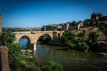 Fototapeta premium Calle histórica con arco en el casco antiguo de Toledo, España 