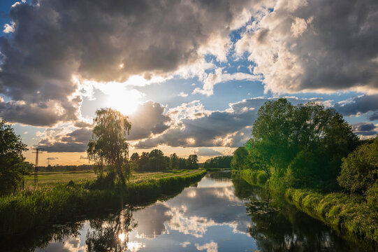 Der Fluss Spree zwischen L&uuml;bbenau und L&uuml;bben bei Sonnnenuntergang im Fr&uuml;hling