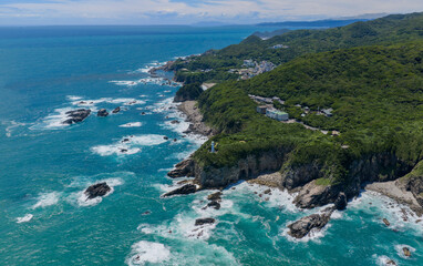 Fototapeta premium 高知県・足摺岬周辺の岩礁海岸と太平洋を望む空撮風景